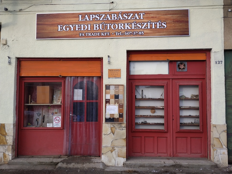 Lapszabászat bolt kívűlről